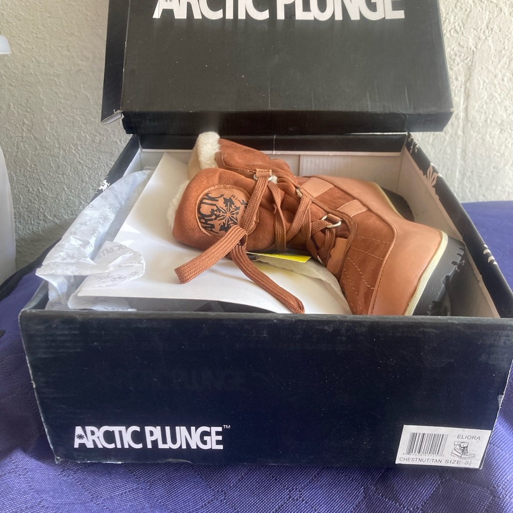 Women’s never worn Artic Plunge winter boots